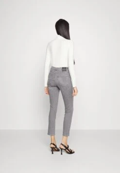 Boss Skinny Crop - Straight Leg Jeans - Silver -Sneaker 3a44ad3cd1fd421c881d661d2fd88cab