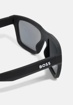 Boss World Cup Unisex - Zonnebril - Matte Black/Burgundy -Sneaker 62c2a9e3f7aa428d887c518df9d92429