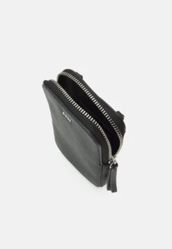 Boss Addison Holder - Schoudertas - Black 6 Boss Addison Holder - Schoudertas - Black -Sneaker 8b97f031280045248fc086b6065217cc