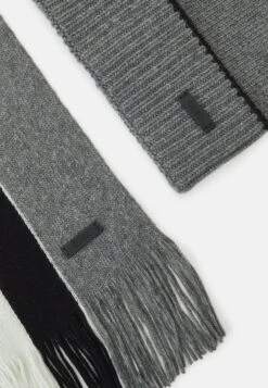 Boss Frizzante Unisex Set - Sjaal - Medium Grey -Sneaker b12c94b4f0f14fffb7e0c66be1306bc4